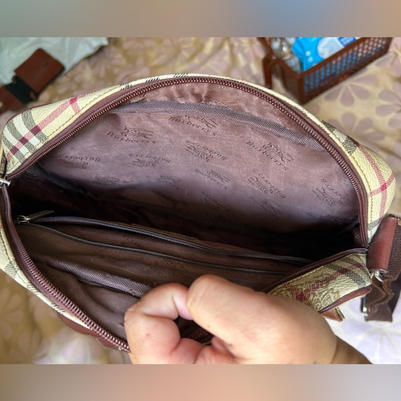 Burberry vintage crossbody unisex bag. Used gently. - Picture 3 of 16